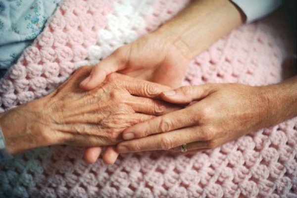 Gravida care a tâlhărit o bătrână de 93 de ani, lăsată în libertate